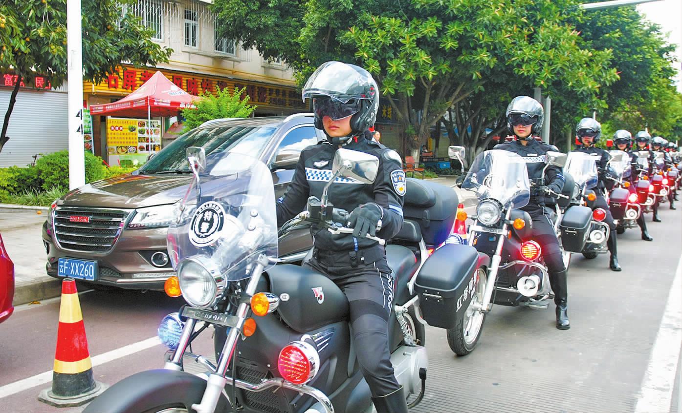 女子骑警队亮相中心城区.jpg