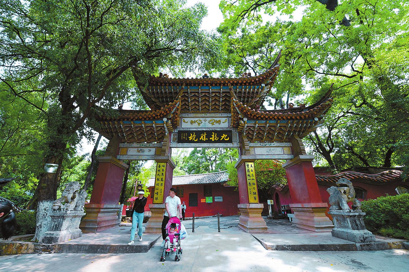 首页>图片新闻>4月19日,谷雨时节来临,玉溪九龙池公园迎来了不少游客