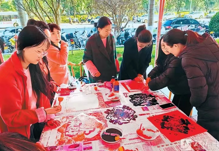 红塔区：新春主题服务活动温暖一线劳动者