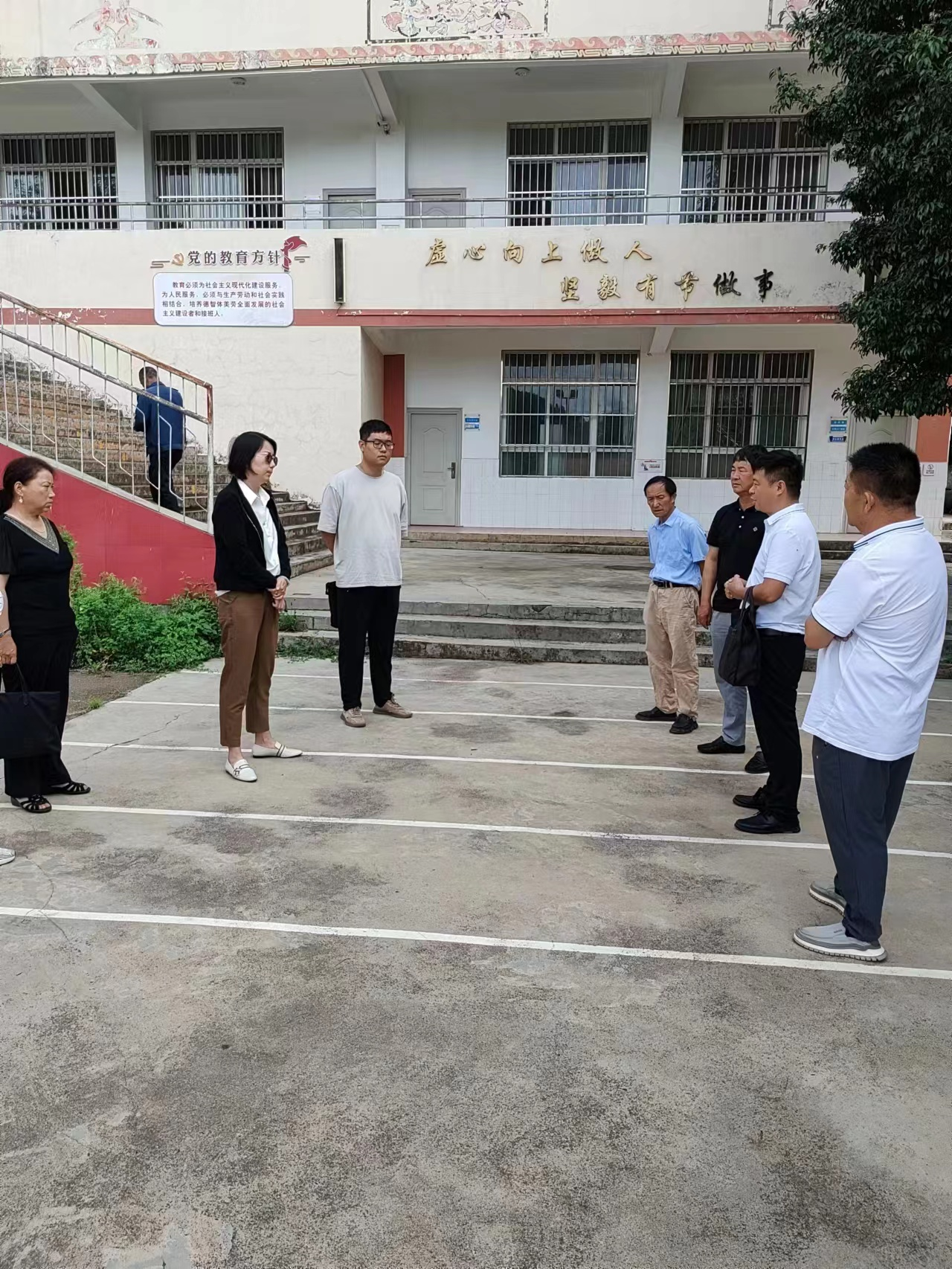 2023年8月17日春和街道人大工委组织部分市区人大代表到黄草坝小学
