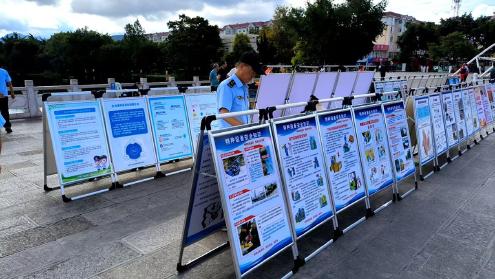 普及市场监管安全知识 守护群众平安生活 ——红塔区市场监管局扎实开展“安全生产月”咨询日活动(1).jpg 普及市场监管安全知识 守护群众平安生活 ——红塔区市场监管局扎实开展“安全生产月”咨询日活动(1).jpg